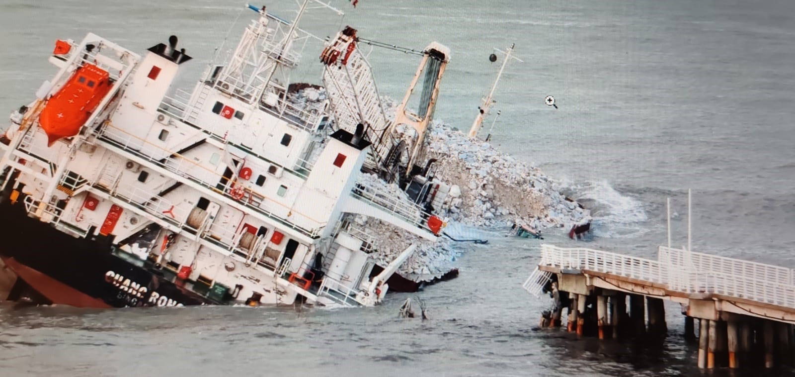 Nave incagliata a Marina di Massa